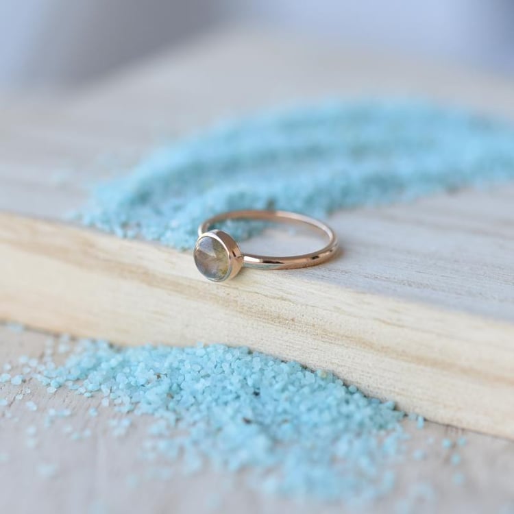 Goldener minimalistischer Ring mit Labradorit Stowy 52322