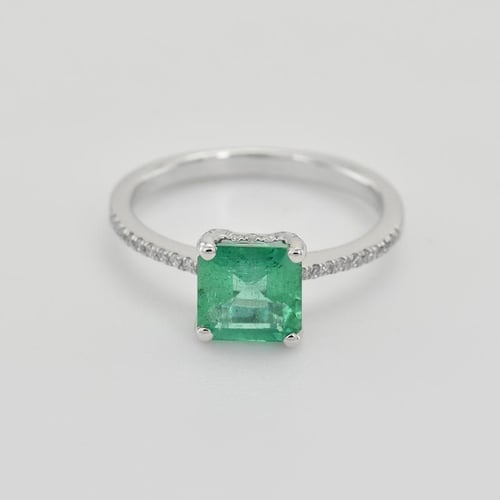 Ring mit einem Smaragd in Princess Form und Diamanten Kip