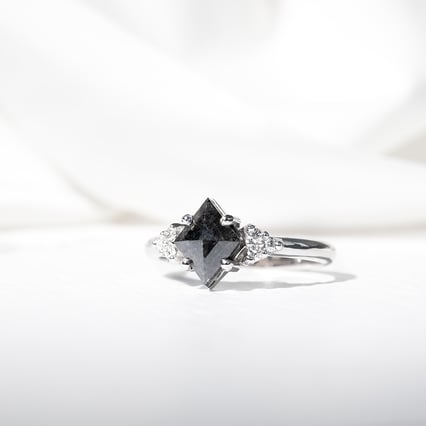 Unikater Ring mit Salt and Pepper Diamant Rogue