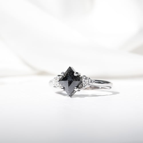 Unikater Ring mit Salt and Pepper Diamant Rogue