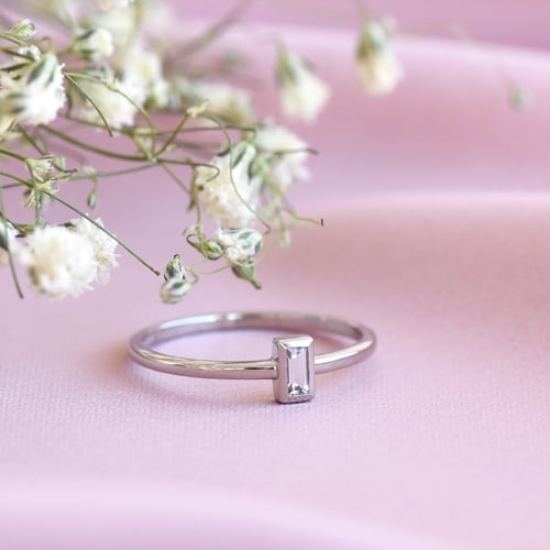 Minimalistischer Ring mit Moissanit in Baguette-Form Avice