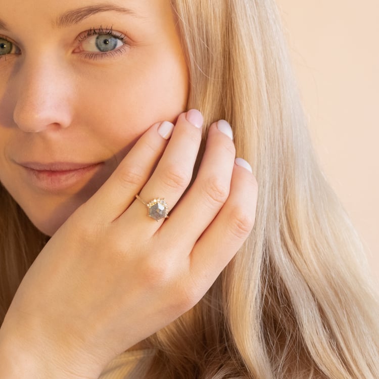 Goldring mit einem Salt and Pepper Diamanten in Hexagon-Form Tracy 100949
