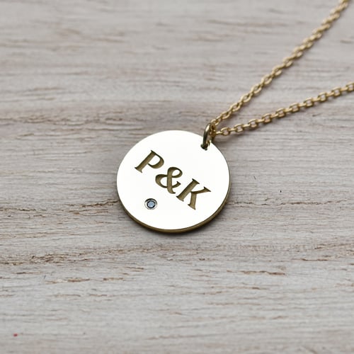 Anhänger aus Gold mit blauen Diamanten und Gravur Cassius