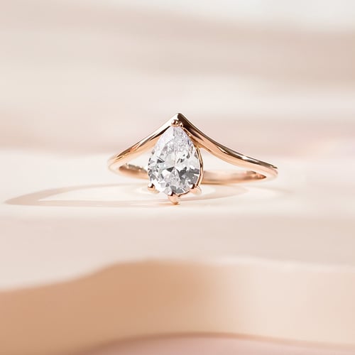 Verlobungsring V-Form mit tropfenförmigem Lab Grown Diamanten Ingrid