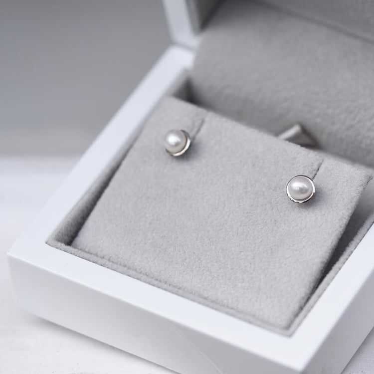 Minimalistische Perlenohrringe aus Weißgold Carlote 48903