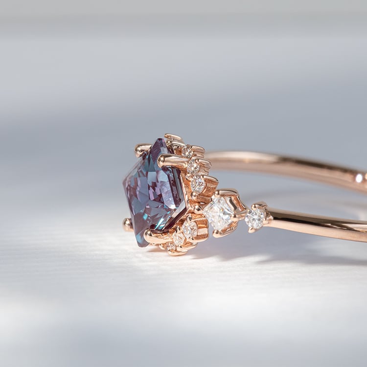 Verlobungsring mit Alexandrit und Moissaniten Medrie 121223