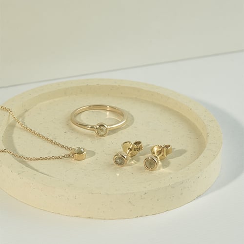 Minimalistische Ohrstecker mit Salt and Pepper Diamanten in Bezelfassung Tofine