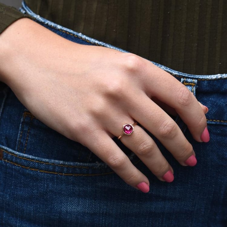 Rubin Rosegold Ring auf dem Finger 49699