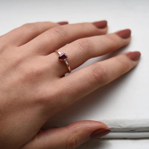 Verlobungsring mit Rubin und Baguette Diamanten Gracie