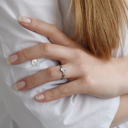 Romantischer Ring mit Mondstein und Diamanten Makena