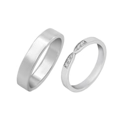 Eheringe aus einem Eternity-Ring mit Moissaniten und einem flachen Ring Hvala
