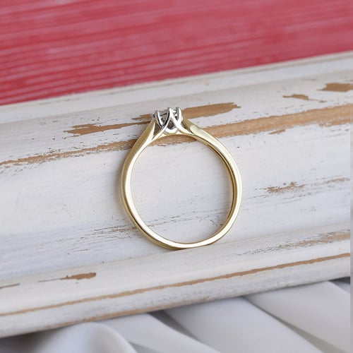 Perfekter Ring mit einem Diamanten Helena
