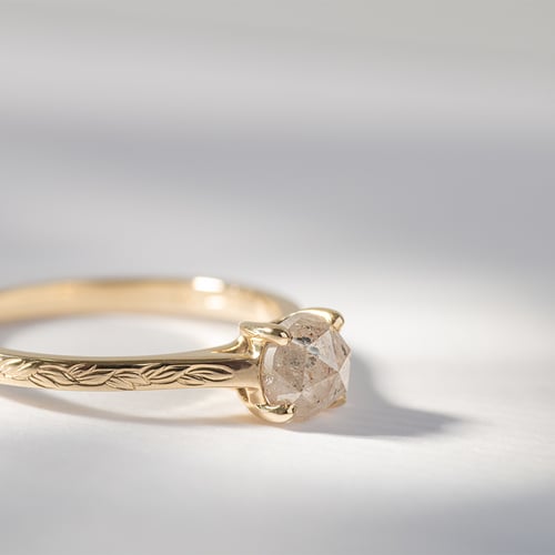 Goldener von Hand gravierter Ring mit einem Salt and Pepper Diamanten Aldora