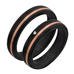 Leicht abgerundete Eheringe aus Carbon und Gold mit Diamant Lise