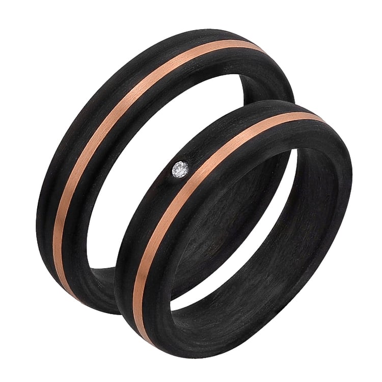 Leicht abgerundete Eheringe aus Carbon und Gold mit Diamant Lise