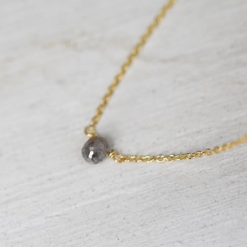Goldene Halskette mit grauem Diamanten-Tropfen Vebrina