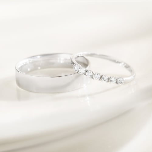 Eheringe aus Eternity-Ring mit Lab Grown Diamanten und einem breiten flachen Ring Rexanne