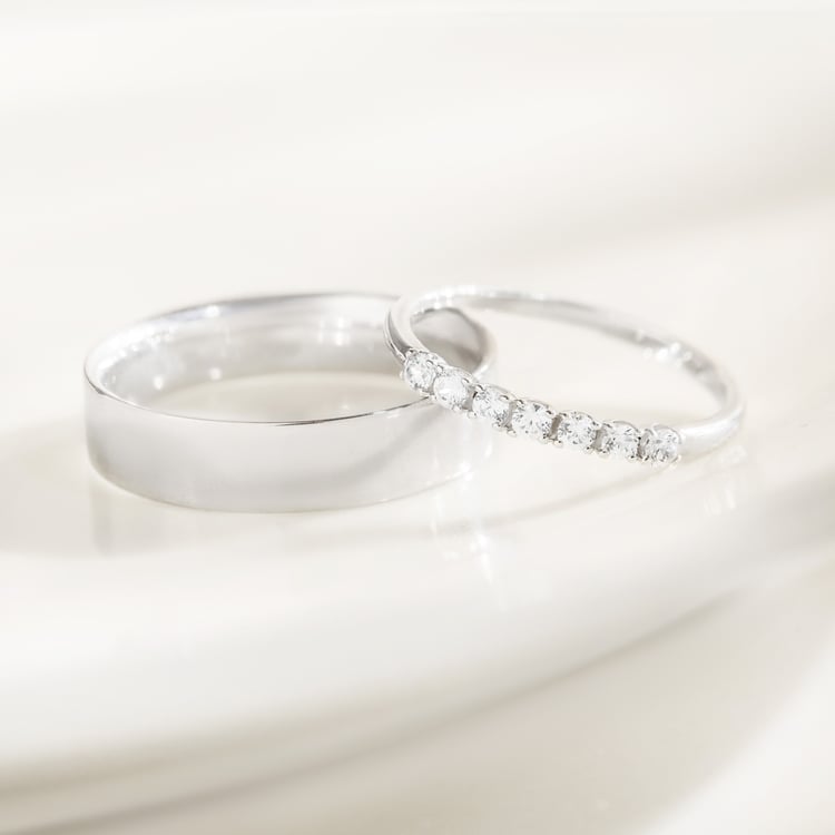 Eheringe aus Eternity-Ring mit Lab Grown Diamanten und einem breiten flachen Ring Rexanne 165094