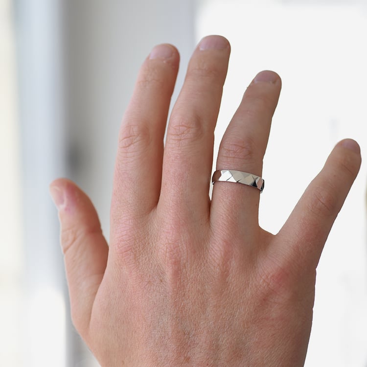 Design Eheringe aus Gold mit Muster Becy 61879