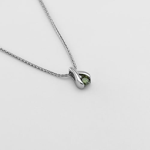 Anhänger aus Platin mit grünem Diamanten Tilda