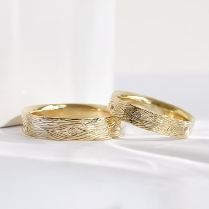 Eheringe mit einer Gravur wie eine Holzmaserung und Diamanten Dyanna