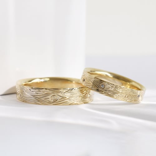 Eheringe mit einer Gravur wie eine Holzmaserung und Diamanten Dyanna