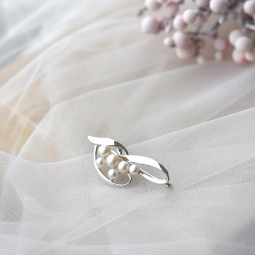 Elegante Brosche mit Perle Averli