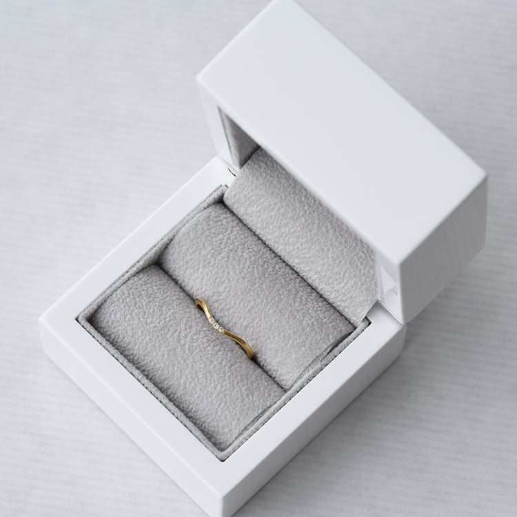 Minimalistischer Ring in V-Form mit drei Diamanten Cason 94748