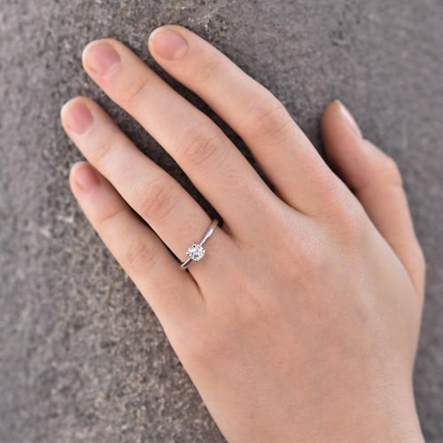 Klassischer Verlobungsring mit Lab Grown Diamant Enemie