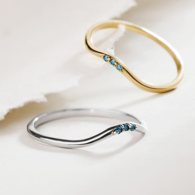 Silberner Ring mit drei blauen Diamanten Cason 157775