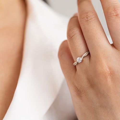 Verlobungsring aus Gold in Haselnussfarbe mit seitlichen Diamanten Aliye