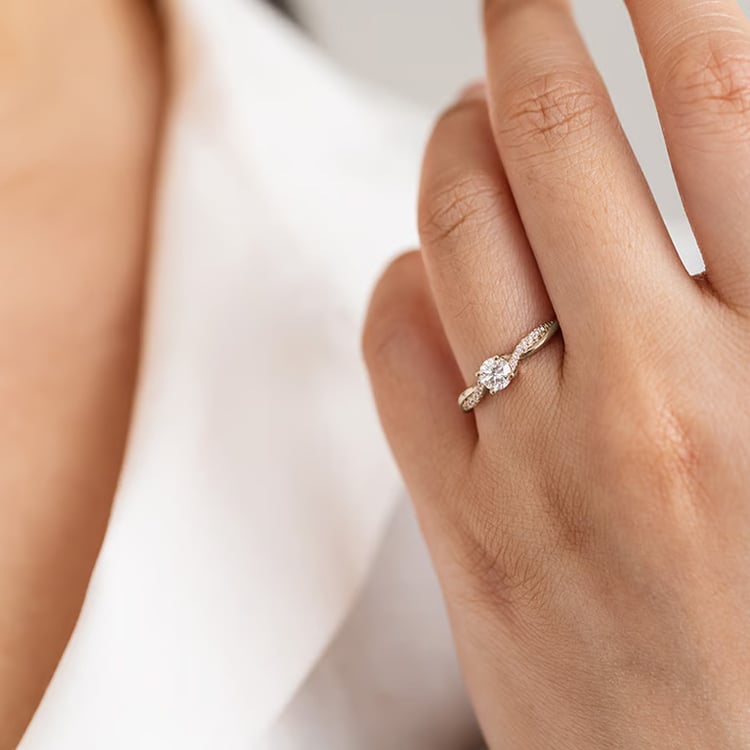 Verlobungsring aus Gold in Haselnussfarbe mit seitlichen Diamanten 165195