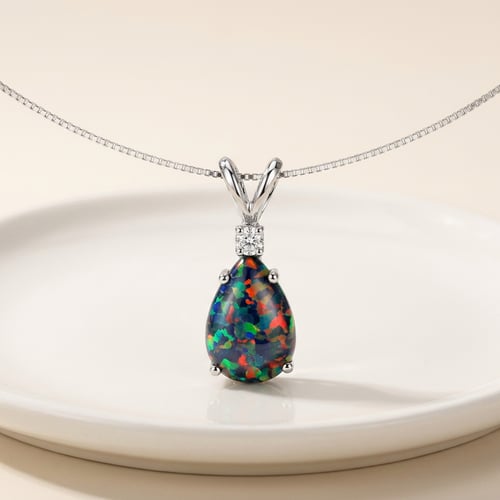 Goldener Anhänger mit schwarzem Opal und Diamant Raulla