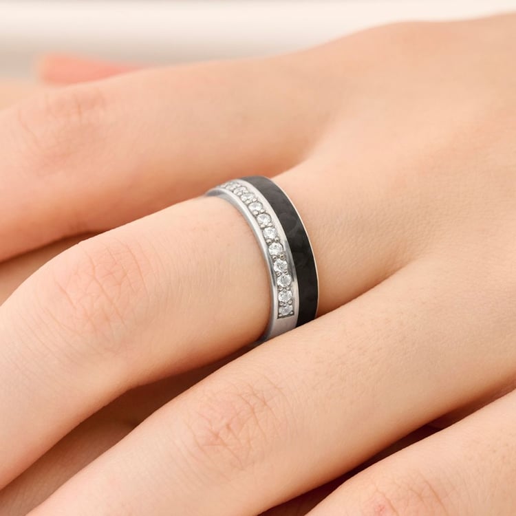 Flacher Trauring aus Carbon und Silber mit Zirkonia Cassia 165780