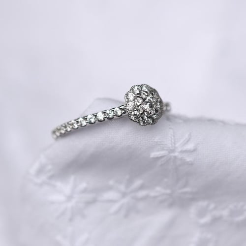 Haloring mit einer Blüte aus Diamanten Alaina
