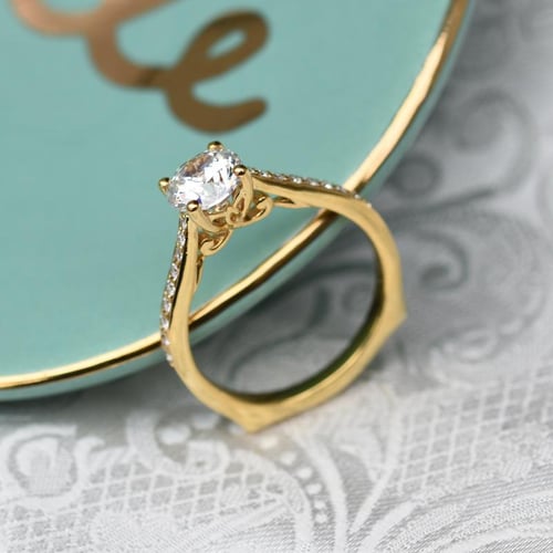 Verlobungsring mit Moissanit und Lab Grown Diamanten Ulani