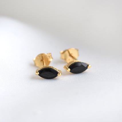 Minimalistische silberne Ohrringe mit schwarzem Spinell Andine