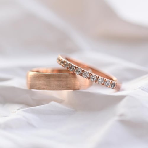 Eheringe aus einem Eternity-Ring mit Moissaniten und einem halbrunden Ring Lowum