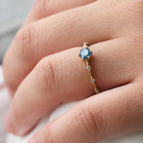 Ring mit einem zertifizierten fancy blauen Lab Grown Diamanten und weißen Lab Grown Diaman