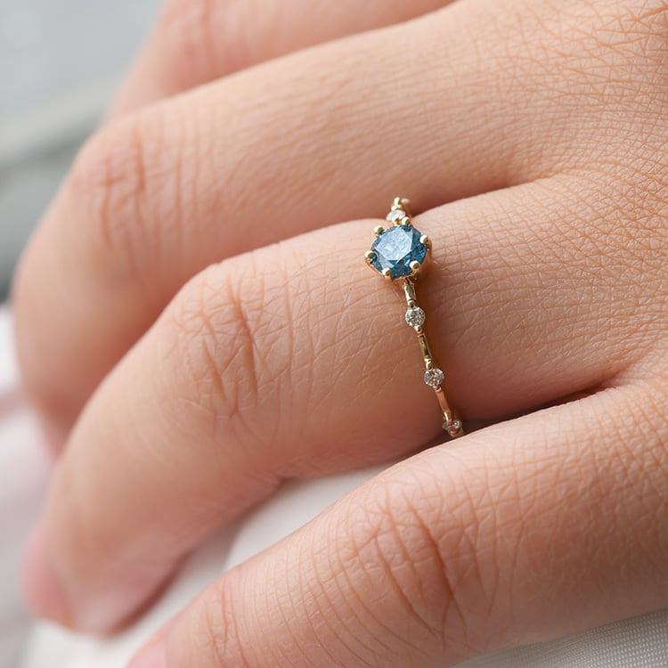 Ring mit einem zertifizierten fancy blauen Lab Grown Diamanten und weißen Lab Grown Diaman 122831