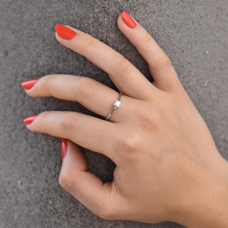 Platin Verlobungsring auf dem Finger 24259