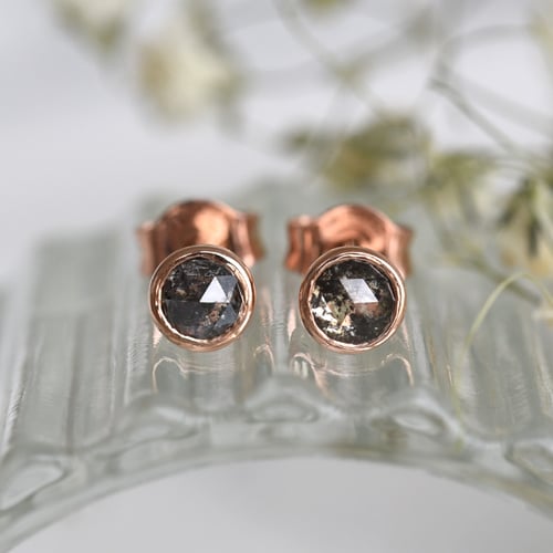 Goldene Ohrringe mit 0.52ct Salt and Pepper Diamanten Gledina