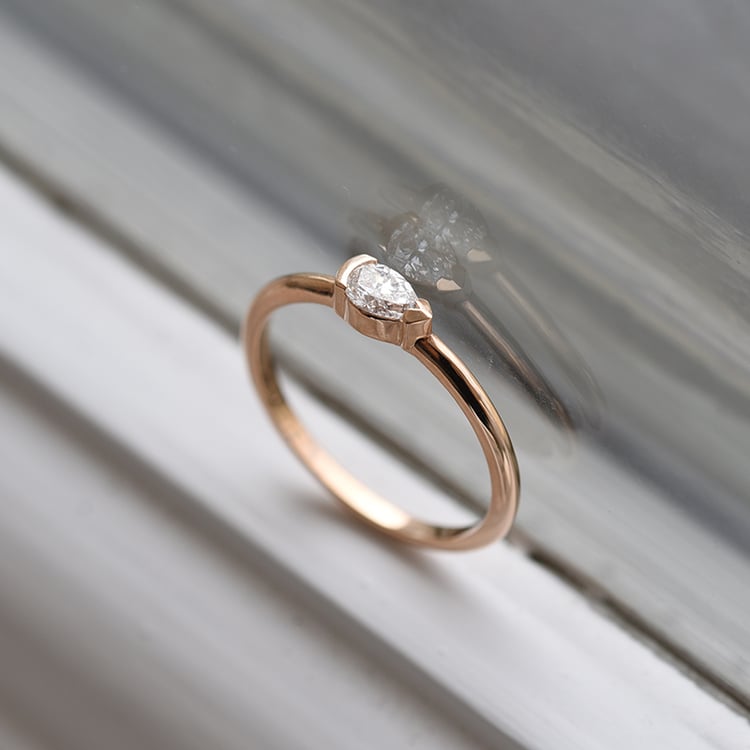 Goldener Ring mit 0.19ct zertifiziertem Pear-Diamanten Amor 84372