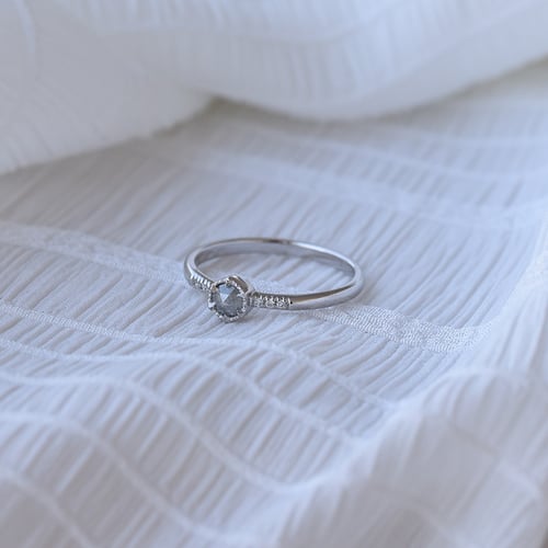 Ring aus Gold mit einzigartigem Salt and Pepper Diamanten Zamiel