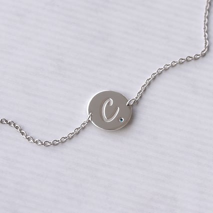 Silberarmband mit blauem Diamant und Gravur eines Buchstabens Dian