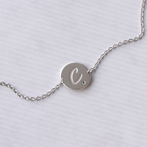 Silberarmband mit blauem Diamant und Gravur eines Buchstabens Dian