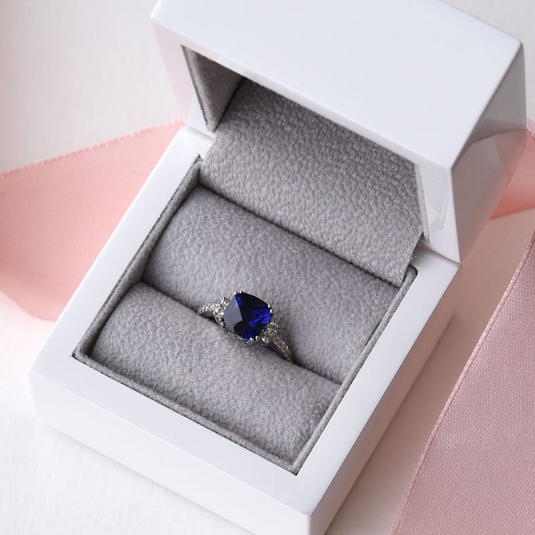 Ring mit Saphir 78537