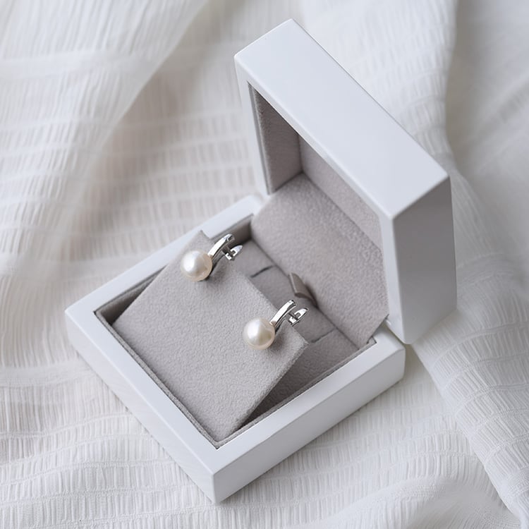 Silberne Hängeohrringe mit weißen Perlen Imala 65624