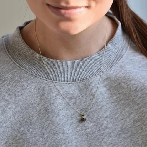 Anhänger in Gold mit schwarzem Opal in Kissenform Rafyna