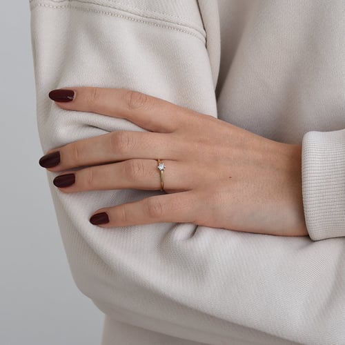 Goldener Solitärring mit Diamant Nuria